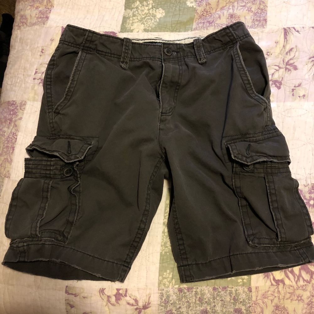 Men’s American Eagle Outfitters cargo shorts